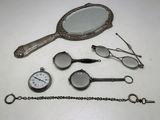 un grand nombre d'objets posés sur une table