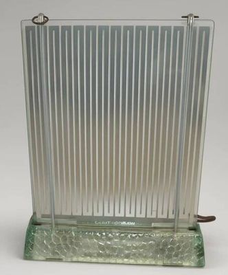 un plateau de table en verre vert avec un support en métal