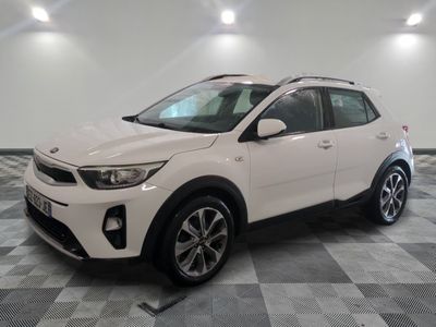 Une voiture blanche est garée dans une pièce au sol en damier.