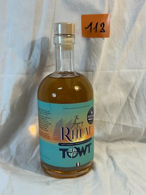 une bouteille d'alcool posée sur une table, avec une étiquette indiquant le prix