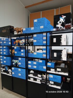 beaucoup de cartons empilés sur une étagère