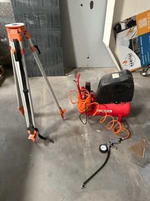 un trépied et un appareil photo posé sur un trépied dans un garage