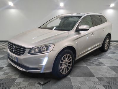 Le SUV Volvo blanc est garé dans une salle blanche.