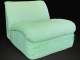 une image représentant une chaise verte sur fond noir