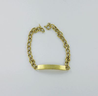 un bracelet en or orné d'une barre