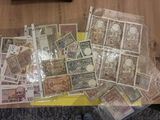 beaucoup de timbres posés sur la table et une personne debout à côté d'eux