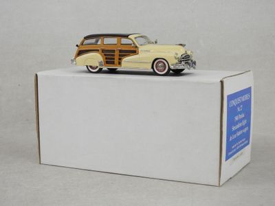 une voiture jouet posée sur une boîte