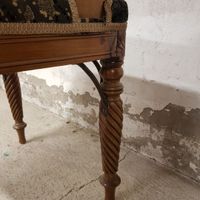 Fauteuil en acajou sculpté, accotoirs en crosse, piètement f… (photo 4)