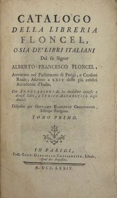 un vieux livre écrit posé sur une table