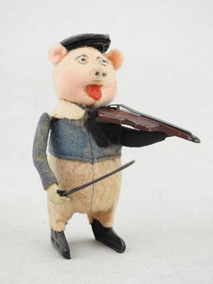 une petite figurine représentant un cochon jouant du violon