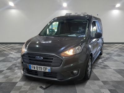 une fourgonnette Ford Transit garée sur un sol à damier dans un garage