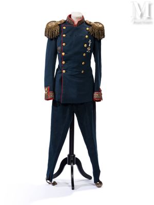 une photo d'un uniforme militaire sur un mannequin