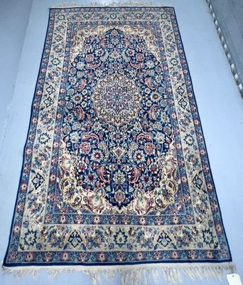 un tapis oriental sur le sol d'une pièce