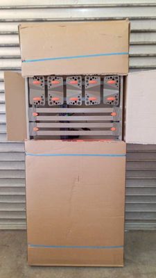 une boîte en carton posée sur un réfrigérateur