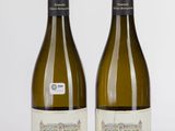 deux bouteilles de vin blanc posées l'une à côté de l'autre sur une table