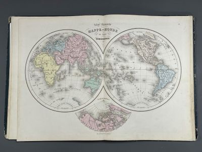 une vieille carte du monde composée de deux cercles sur lesquels figurent les noms des pays