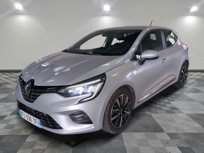 une voiture argentée garée dans un garage au sol en damier