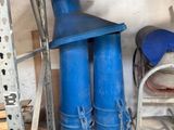 deux tuyaux bleus posés sur une étagère dans un garage