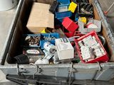 une boîte remplie d'objets divers dans un garage
