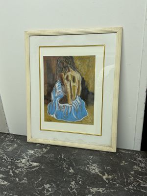 tableau représentant une femme assise sur une couverture bleue près d'un mur