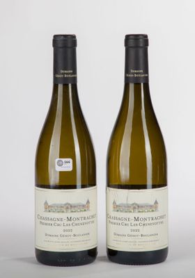 deux bouteilles de vin blanc posées l'une à côté de l'autre sur une table