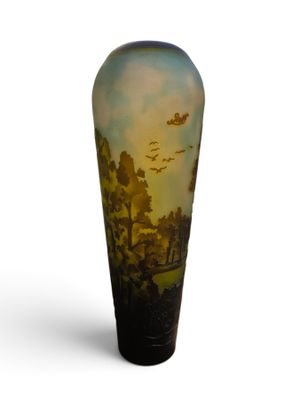 un vase orné d'une peinture représentant un paysage