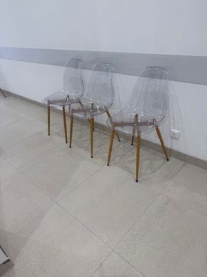 trois chaises alignées contre un mur