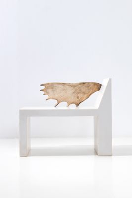 une photo d'un morceau de bois posé sur un banc blanc