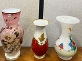 trois vases posés sur une table