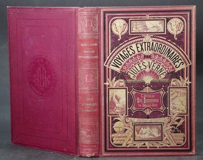 la couverture et le dos d'un livre rouge orné de lettres dorées