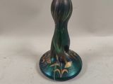 un vase bleu et vert posé sur une table blanche
