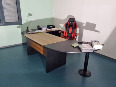 Bureau de direction composé de 4 éléments + un caisson + fauteuil de b - Photo 1