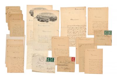 Plusieurs vieilles lettres et enveloppes sont disposées sur une surface blanche