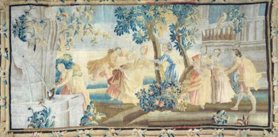 une tapisserie accrochée au mur d'une pièce