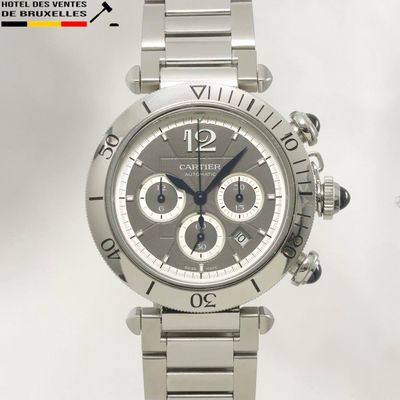 gros plan d'une montre sur fond blanc