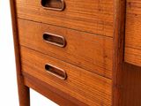 une photo d'une commode en bois comportant trois tiroirs et un tiroir en dessous
