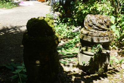 une statue en pierre au milieu d'un jardin
