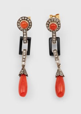 une photo d'une paire de boucles d'oreilles en corail et diamants