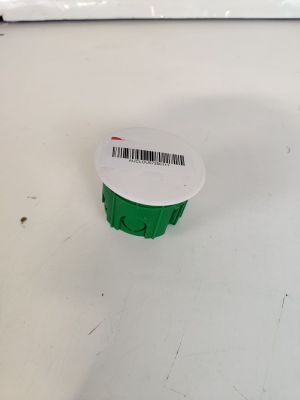 un récipient en plastique portant un code-barres, posé sur une table
