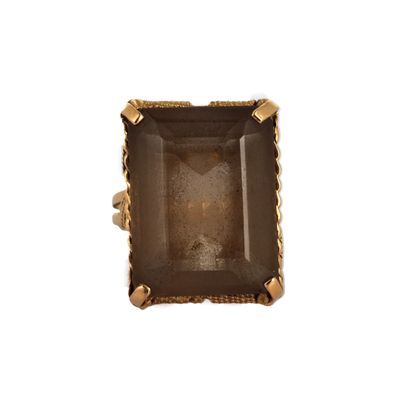 une bague en or ornée d'un quartz fumé au centre