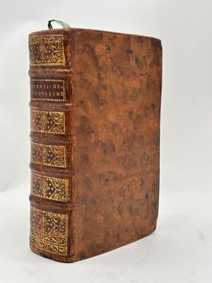 un livre en cuir marron orné de dorures
