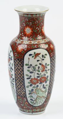 un vase avec un motif floral sur fond blanc