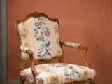 une chaise placée devant un mur