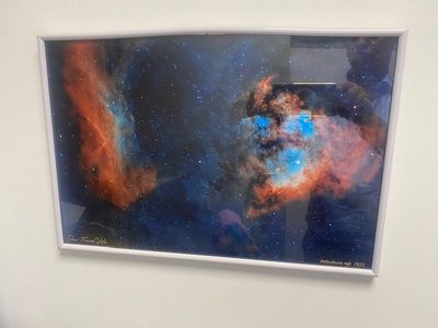une photo d'un homme en train de prendre une photo d'une photo d'une galaxie