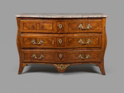 une commode ancienne avec un plateau en marbre sur fond gris