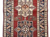 un tapis rouge et bleu à motifs géométriques sur fond blanc