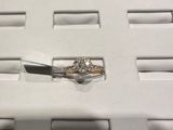 une bague posée sur une boîte blanche