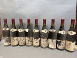 six bouteilles de vin sont alignées sur une table