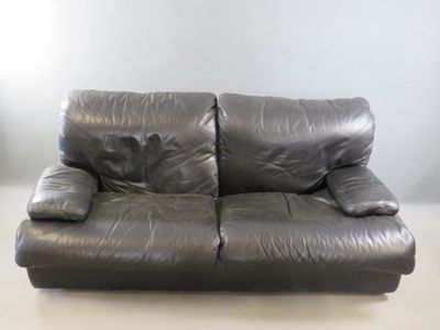 Canapé en cuir noir. Usagé. Dimensions : 80 x 170 x 95 cm.