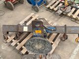 de nombreux types d'outils sur des palettes dans un entrepôt